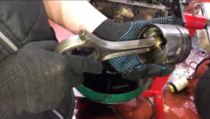 Разборка и диагностика дизельного двигателя 2,7 ТД на Дискавери - прихват поршня