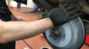 Замена задних тормозных дисков и колодок на Range Rover Sport