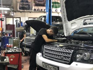 Алексей Колесников и белый Рендж Ровер