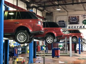 Парад красных Рендж Ровер Спорт