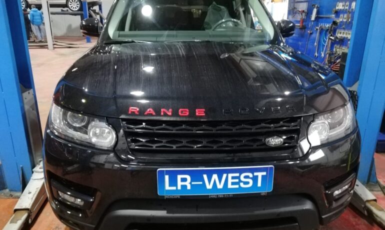 Красно-чёрная надпись "Range Rover"
