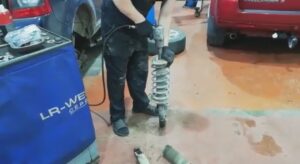 Разборка и сборка задних амортизаторов на Freelander 2