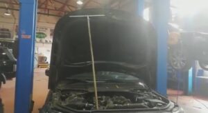 Швабра для фиксации капота на новом Range Rover