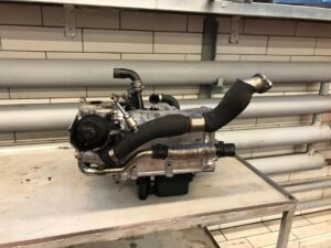 Узел масляного охладителя и охладителя ЕГР на Range Rover с дизельным двигателем 4.4 TD