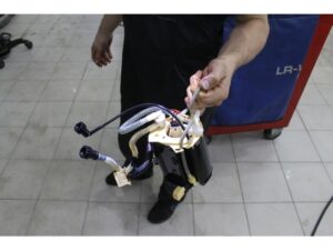 Погружной топливный насос в баке Range Rover Sport