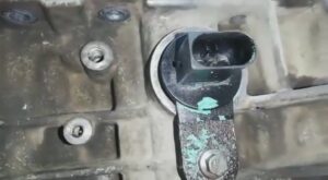 Замена датчика разъёма уровня масла на Discovery 4 | Часть 1 из 2