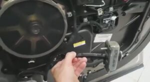 Замена ограничителя открывания двери Range Rover