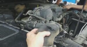 Замена патрубка двигателя Land Rover Defender