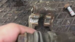 Скоба тормозного суппорта на Freelander 2