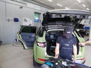 Замена проводки камеры заднего вида Range Rover Evoque - Николай Шабалин