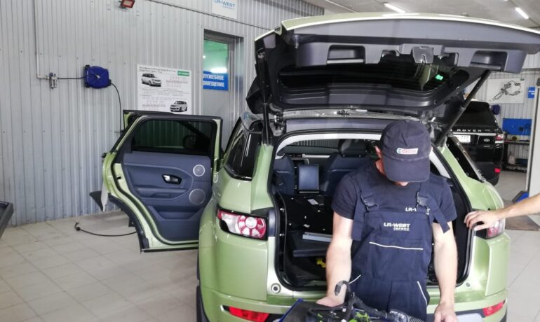 Замена проводки камеры заднего вида Range Rover Evoque - Николай Шабалин