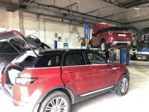 Два красных Rаnge Rover Evoque