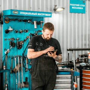 Что это делает Антон?