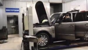 Замена топливного фильтра на Range Rover SVAutobiography