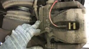 Замена тормозных колодок на Range Rover | Задние тормоза с электроприводом