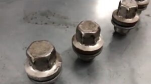 Замена тормозных колодок на Range Rover | Колесные гайки