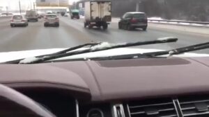Зимняя парковка дворников на Range Rover