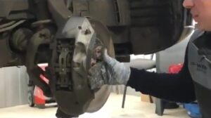 Замена тормозных колодок на Range Rover | Особенность тормозных суппортов - 1 из 3