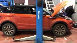 Красивый и яркий Range Rover Evoque