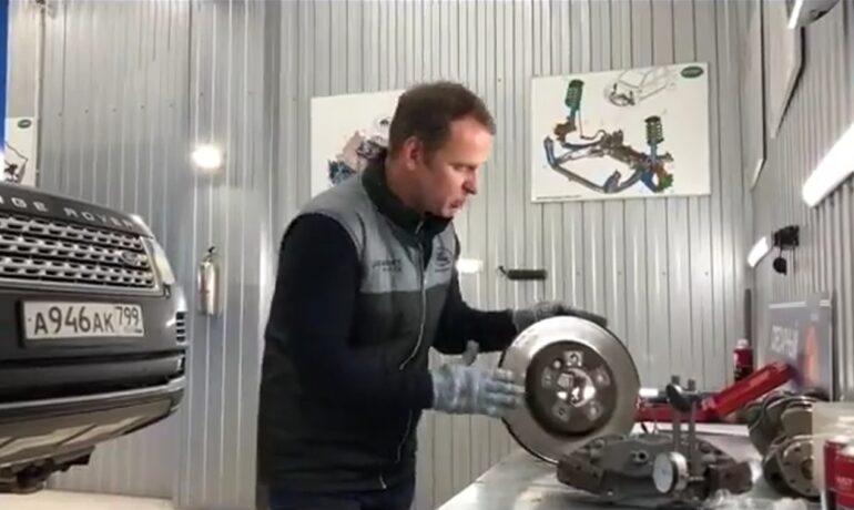 Замена тормозных колодок на Range Rover | Проверка тормозных дисков