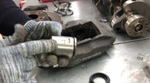 Замена тормозных колодок на Range Rover | Особенность тормозных суппортов - 3 из 3